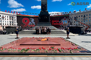 The solemn ceremony of laying flowers at the monument on Victory Square